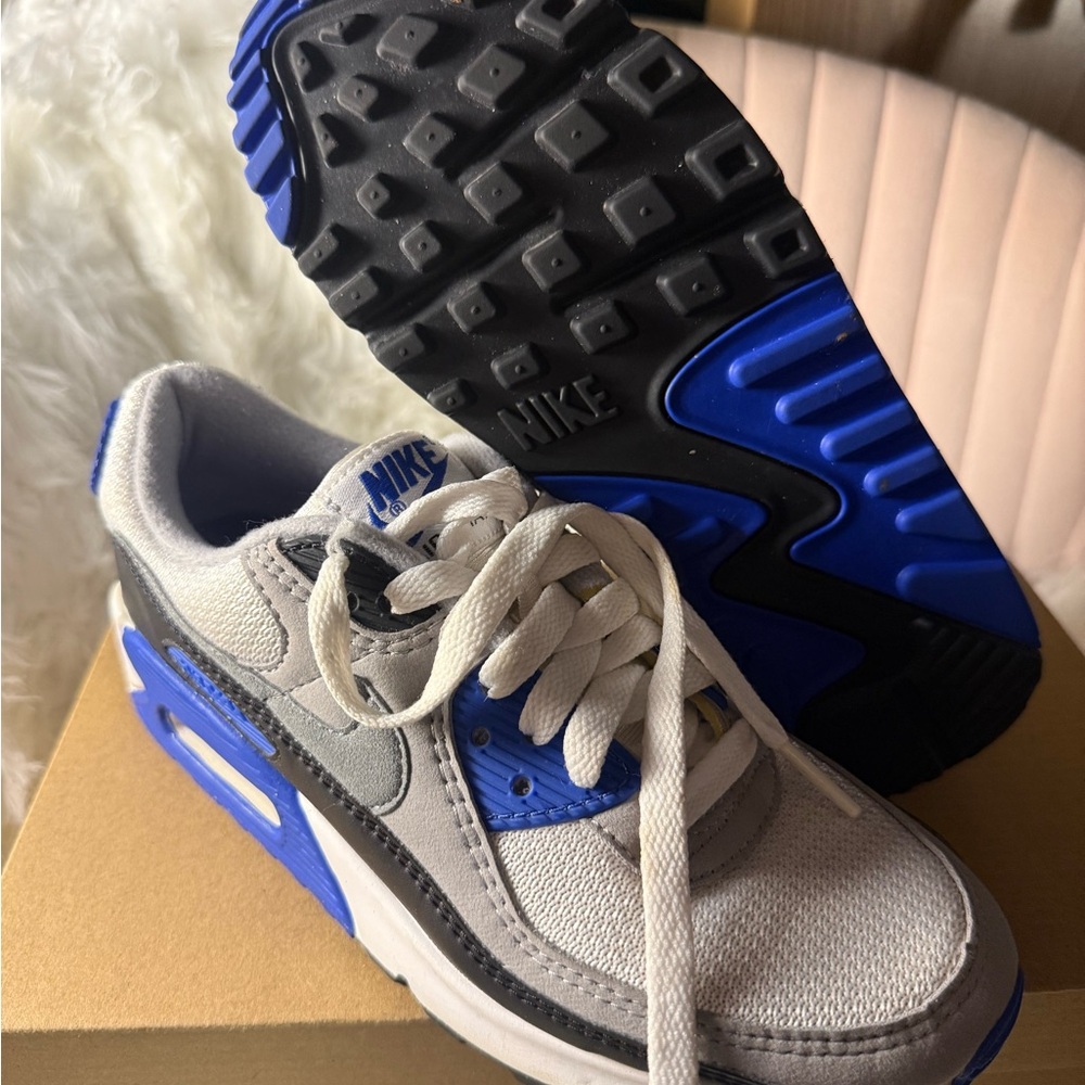 Nike Air Max White and royal Blue Sneakers, size 6! 💙🩶🤍🖤